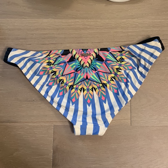 Body Glove Bikini Top.  DD cup Like New - Picture 7 of 8